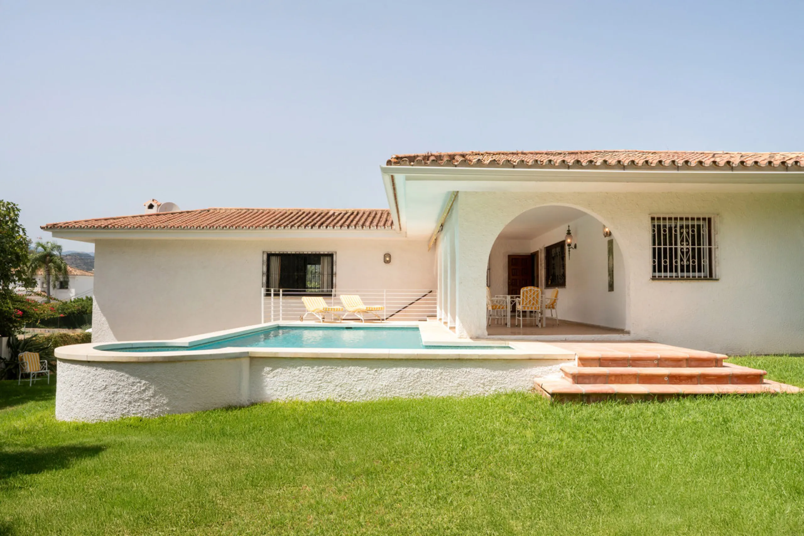 House - Detached Villa в продаже в Marbella, Málaga. В доме 3 спален и 2 ванных комнат. Площадь дома 211 м². Площадь участка 1262 м²
