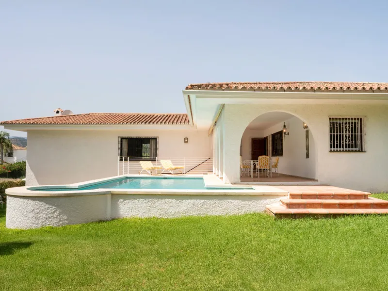 House - Detached Villa в продаже в Marbella, Málaga. В доме 3 спален и 2 ванных комнат. Площадь дома 211 м². Площадь участка 1262 м²