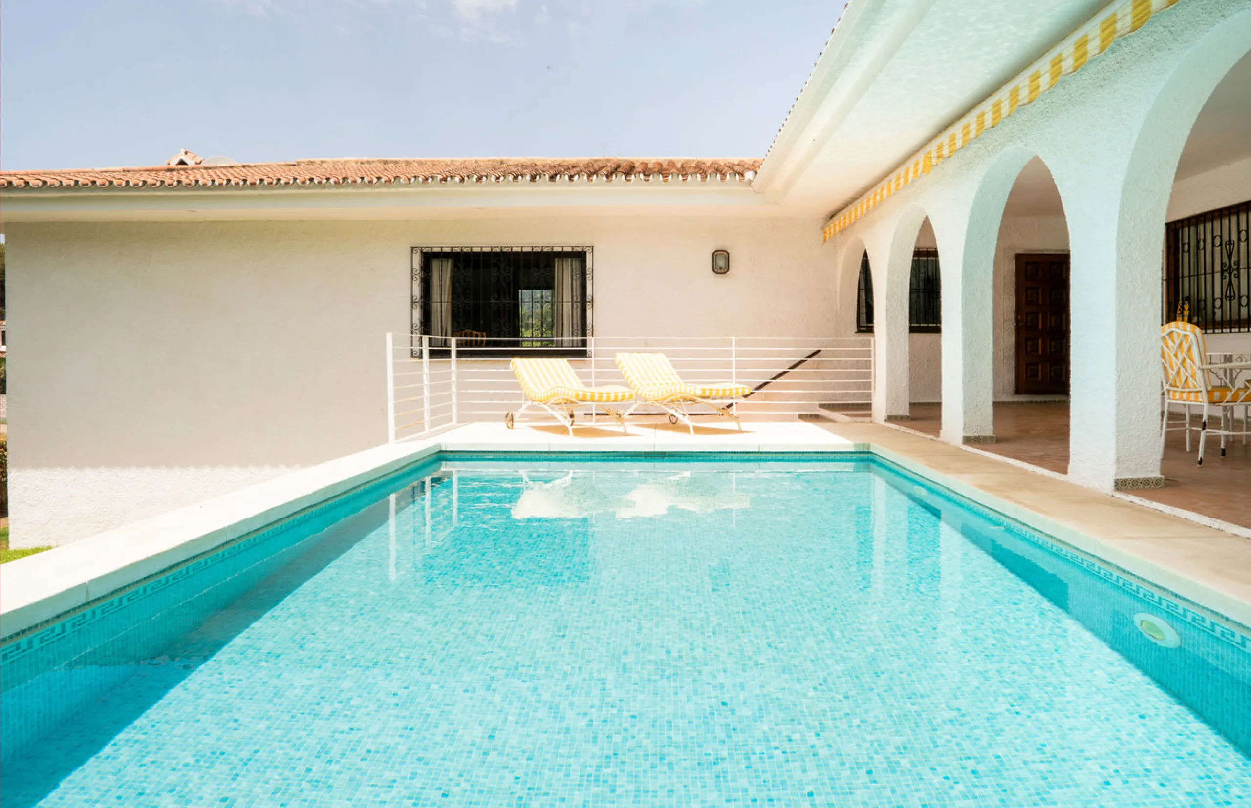 House - Detached Villa в продаже в Marbella, Málaga. В доме 3 спален и 2 ванных комнат. Площадь дома 211 м². Площадь участка 1262 м²