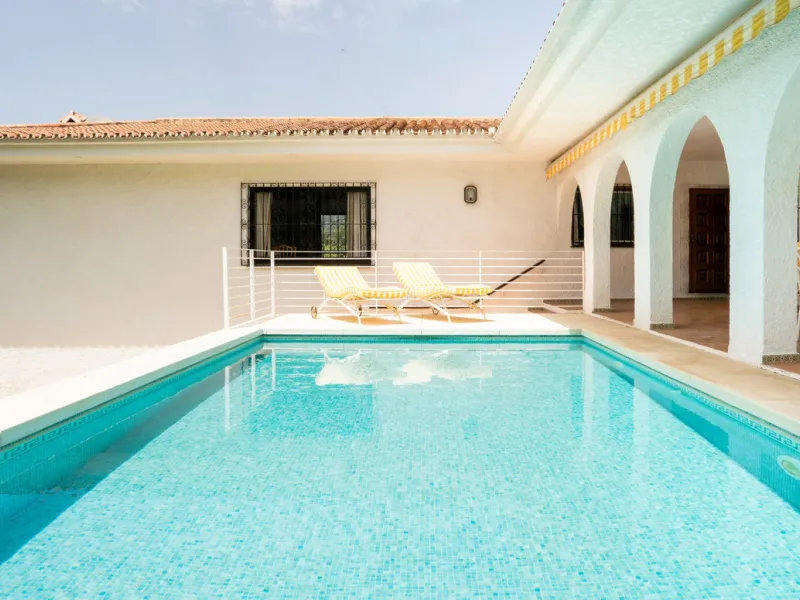 House - Detached Villa в продаже в Marbella, Málaga. В доме 3 спален и 2 ванных комнат. Площадь дома 211 м². Площадь участка 1262 м²