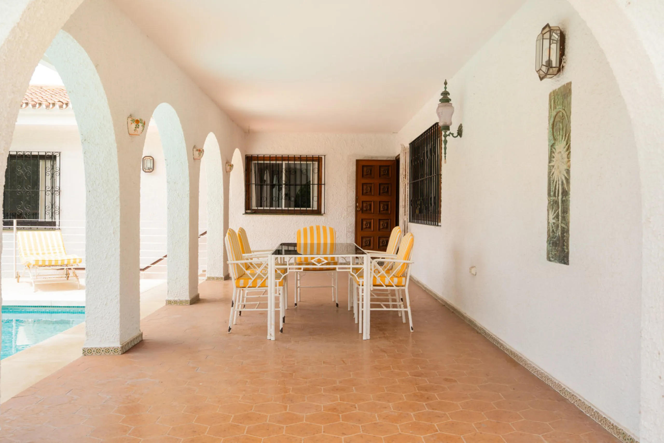 House - Detached Villa в продаже в Marbella, Málaga. В доме 3 спален и 2 ванных комнат. Площадь дома 211 м². Площадь участка 1262 м²