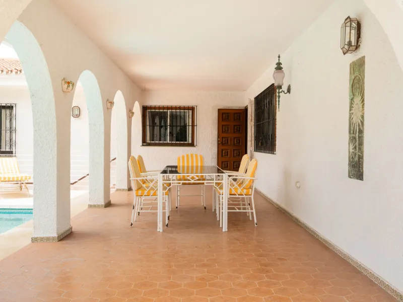 House - Detached Villa в продаже в Marbella, Málaga. В доме 3 спален и 2 ванных комнат. Площадь дома 211 м². Площадь участка 1262 м²