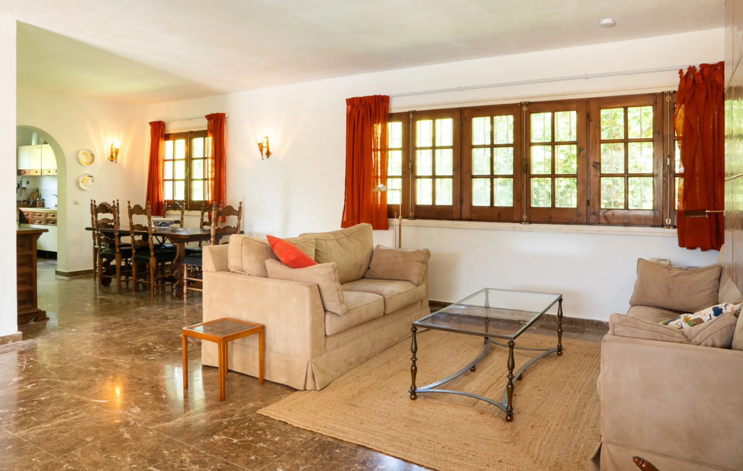 House - Detached Villa в продаже в Marbella, Málaga. В доме 3 спален и 2 ванных комнат. Площадь дома 211 м². Площадь участка 1262 м²