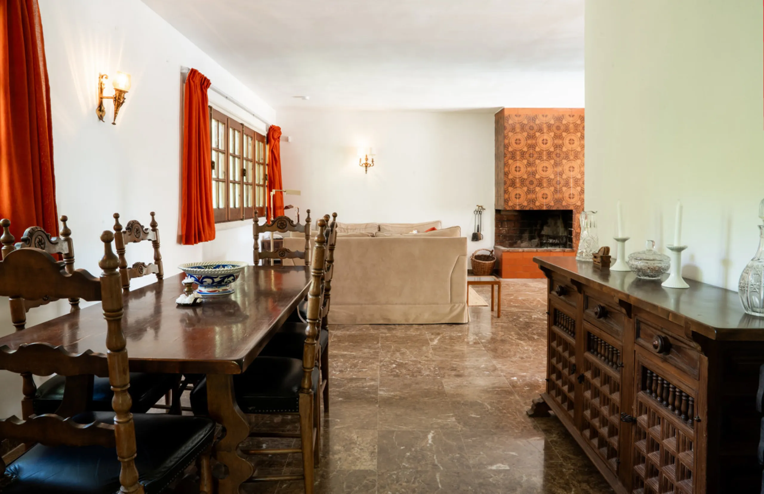 House - Detached Villa в продаже в Marbella, Málaga. В доме 3 спален и 2 ванных комнат. Площадь дома 211 м². Площадь участка 1262 м²