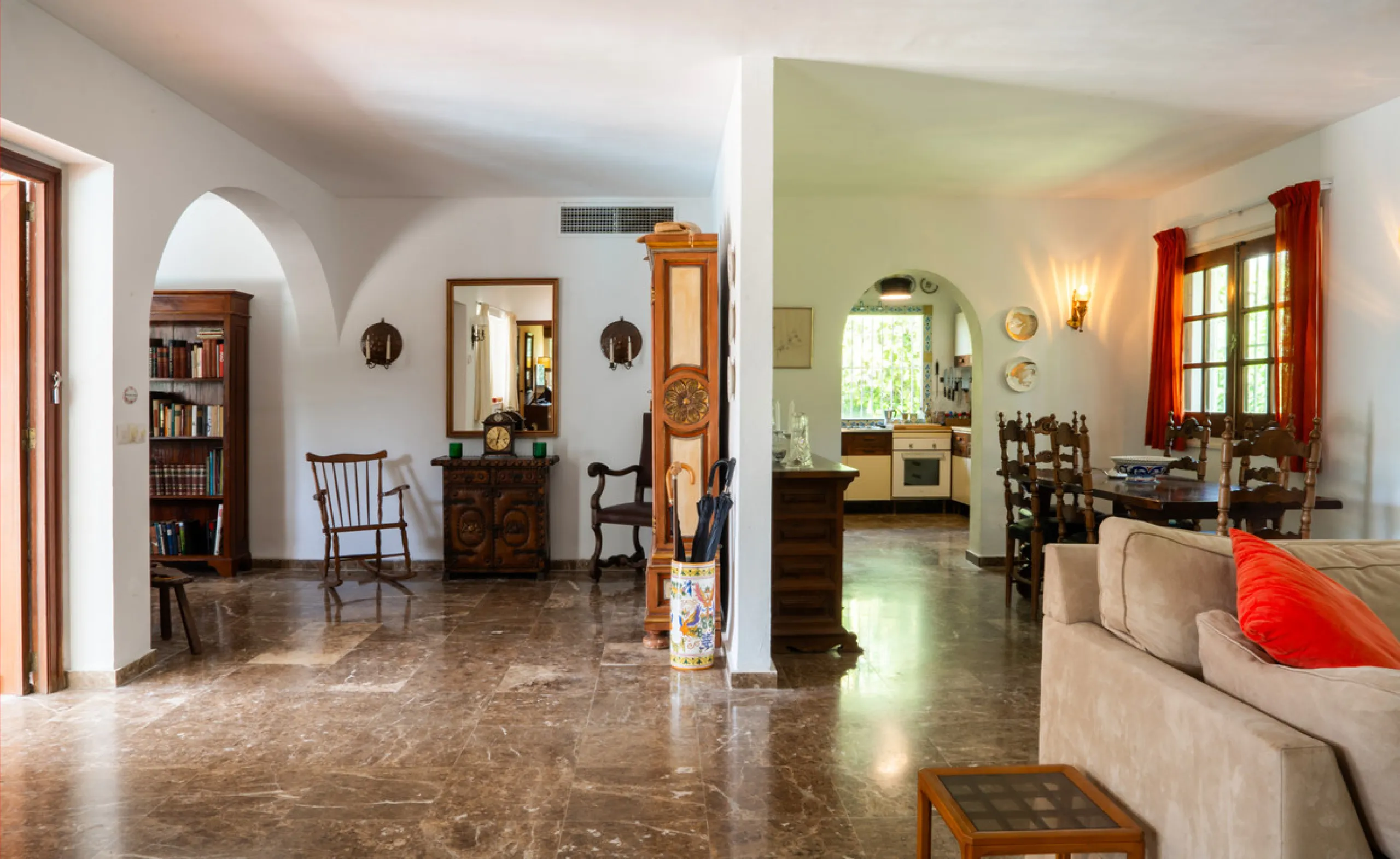 House - Detached Villa в продаже в Marbella, Málaga. В доме 3 спален и 2 ванных комнат. Площадь дома 211 м². Площадь участка 1262 м²