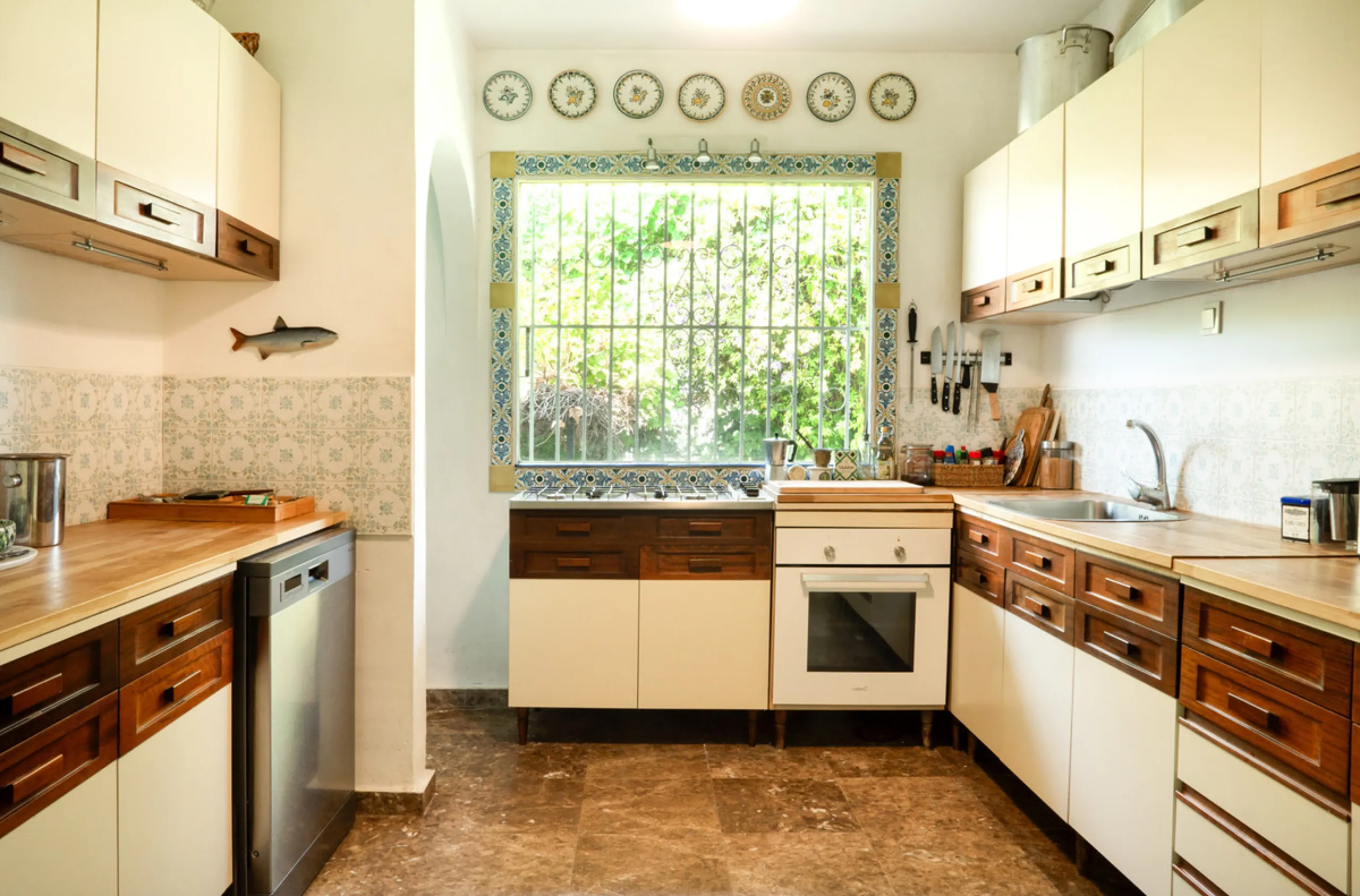House - Detached Villa в продаже в Marbella, Málaga. В доме 3 спален и 2 ванных комнат. Площадь дома 211 м². Площадь участка 1262 м²