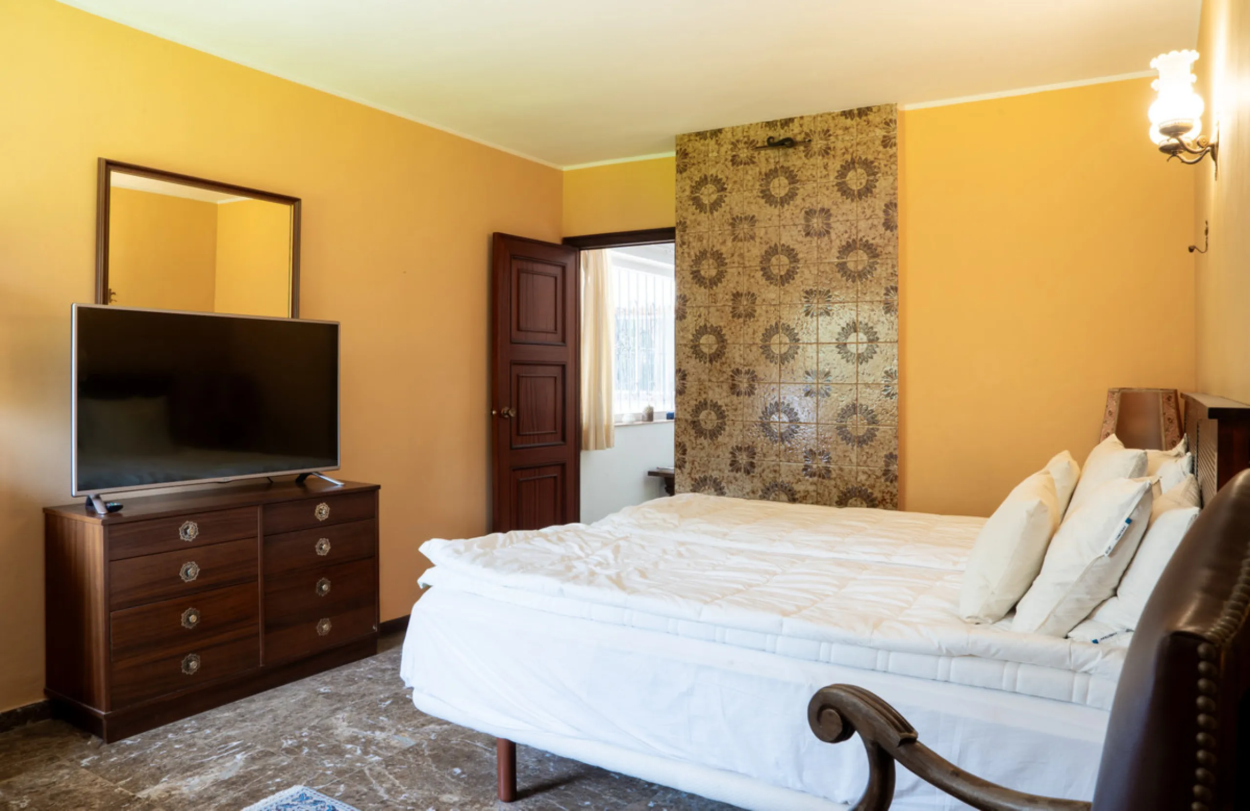 House - Detached Villa в продаже в Marbella, Málaga. В доме 3 спален и 2 ванных комнат. Площадь дома 211 м². Площадь участка 1262 м²