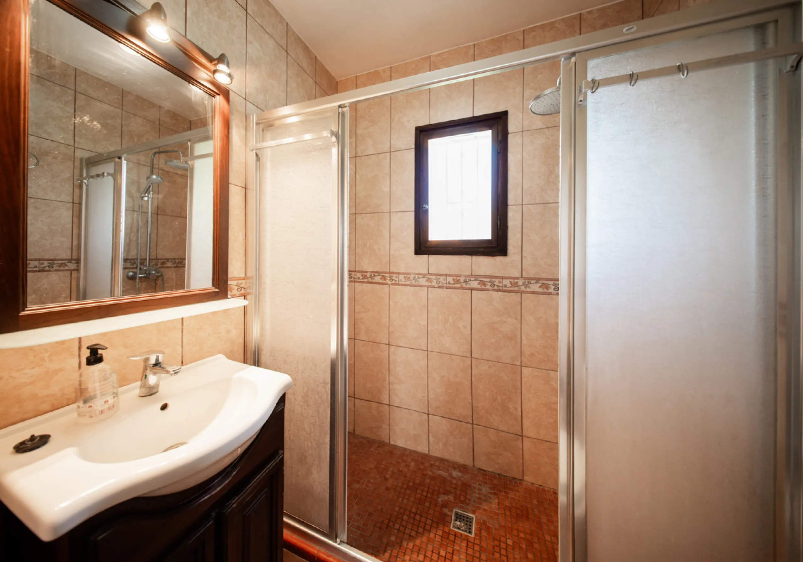 House - Detached Villa в продаже в Marbella, Málaga. В доме 3 спален и 2 ванных комнат. Площадь дома 211 м². Площадь участка 1262 м²