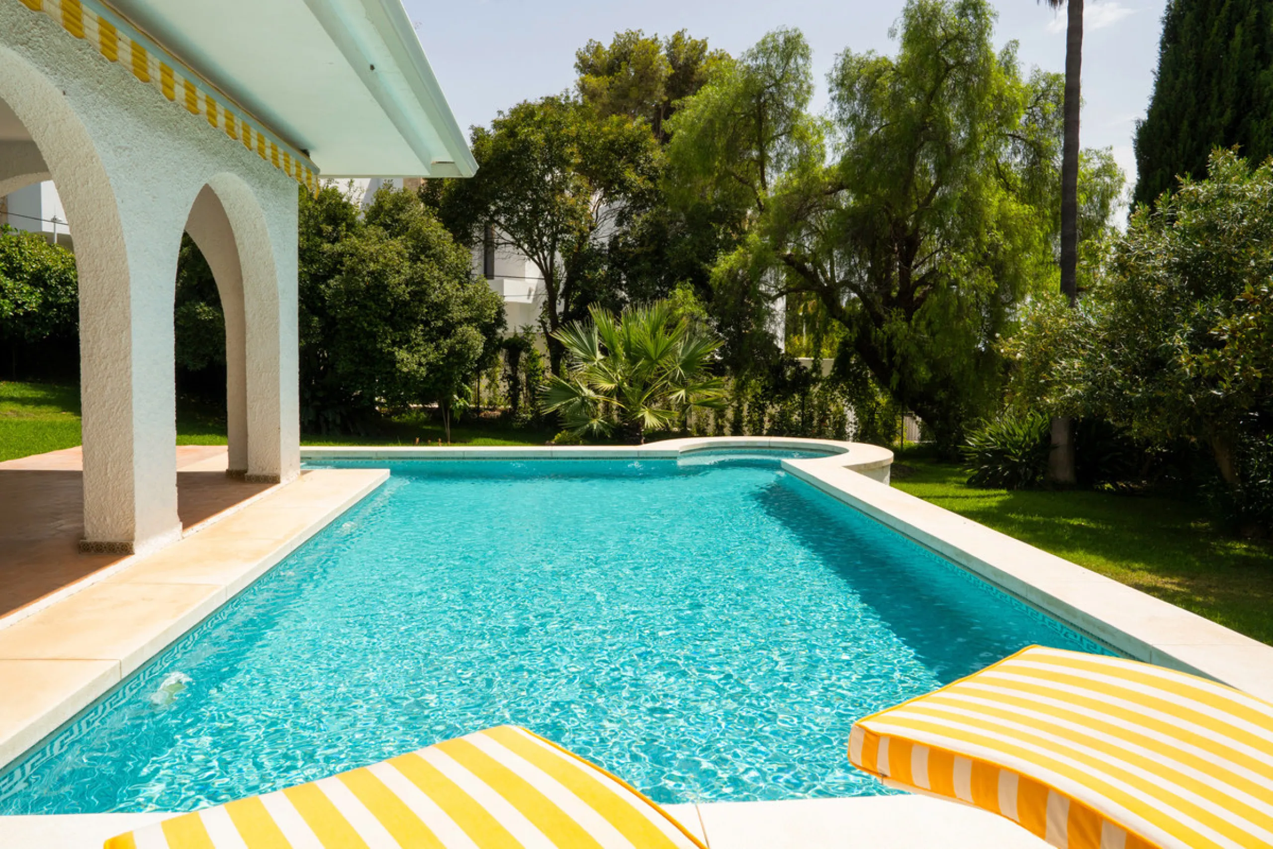 House - Detached Villa в продаже в Marbella, Málaga. В доме 3 спален и 2 ванных комнат. Площадь дома 211 м². Площадь участка 1262 м²