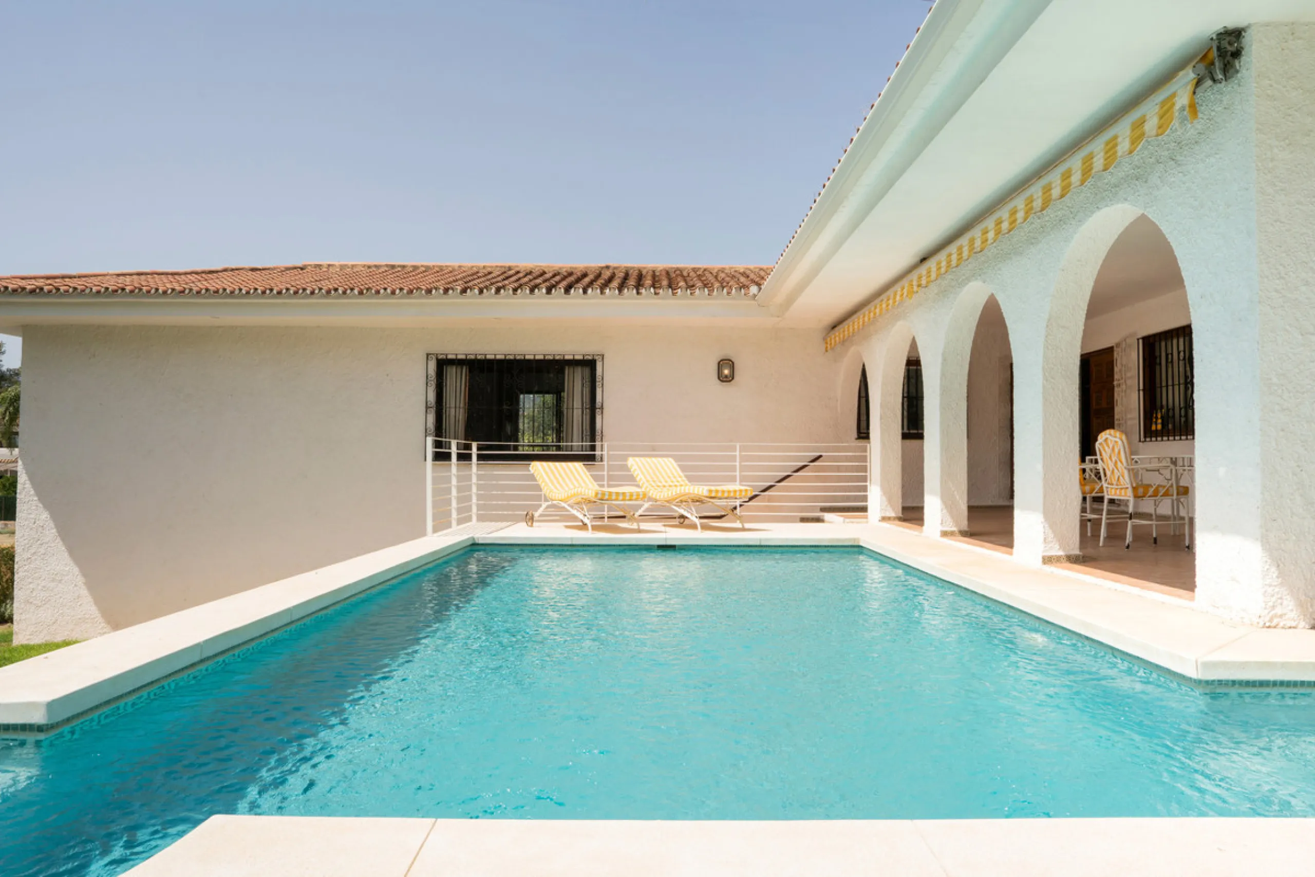 House - Detached Villa в продаже в Marbella, Málaga. В доме 3 спален и 2 ванных комнат. Площадь дома 211 м². Площадь участка 1262 м²