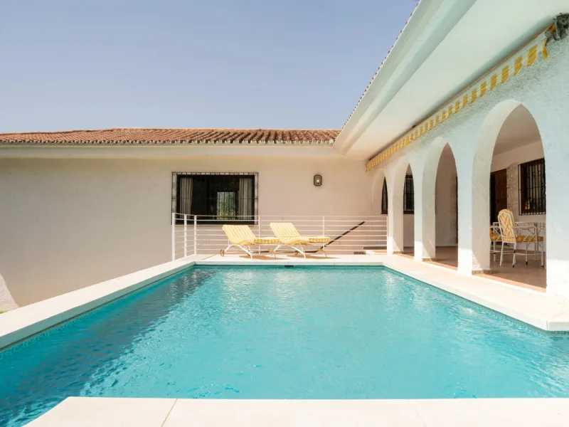 House - Detached Villa в продаже в Marbella, Málaga. В доме 3 спален и 2 ванных комнат. Площадь дома 211 м². Площадь участка 1262 м²