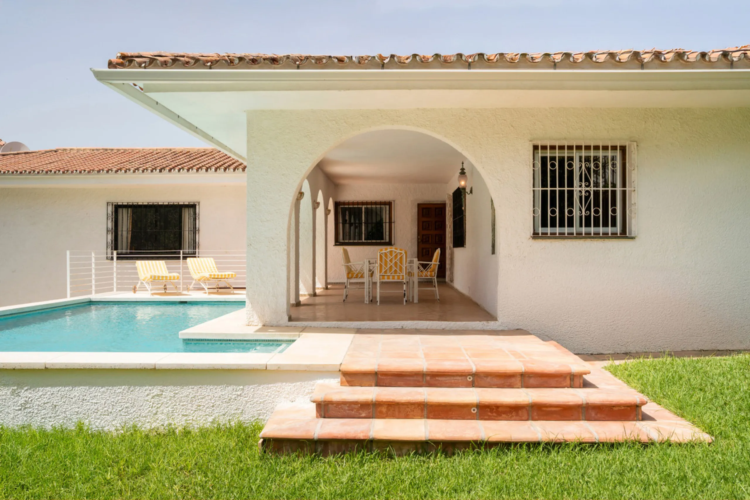 House - Detached Villa в продаже в Marbella, Málaga. В доме 3 спален и 2 ванных комнат. Площадь дома 211 м². Площадь участка 1262 м²