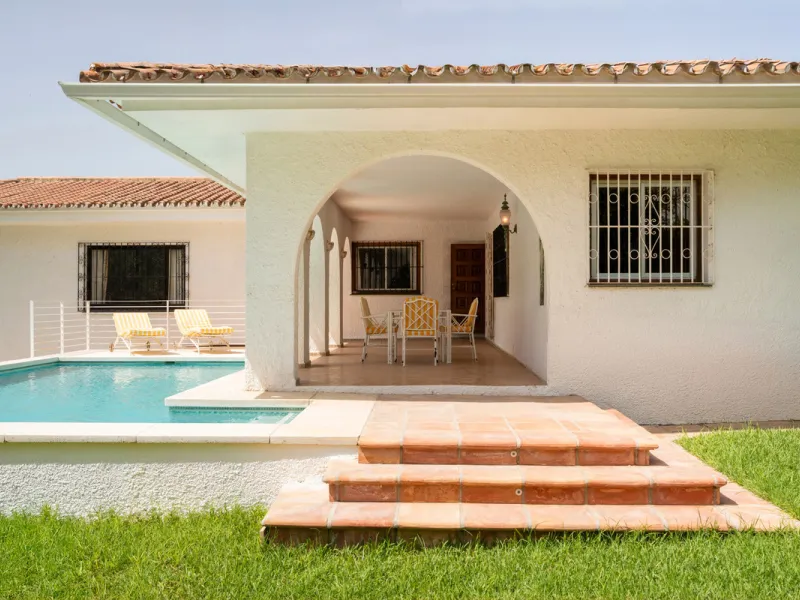House - Detached Villa в продаже в Marbella, Málaga. В доме 3 спален и 2 ванных комнат. Площадь дома 211 м². Площадь участка 1262 м²