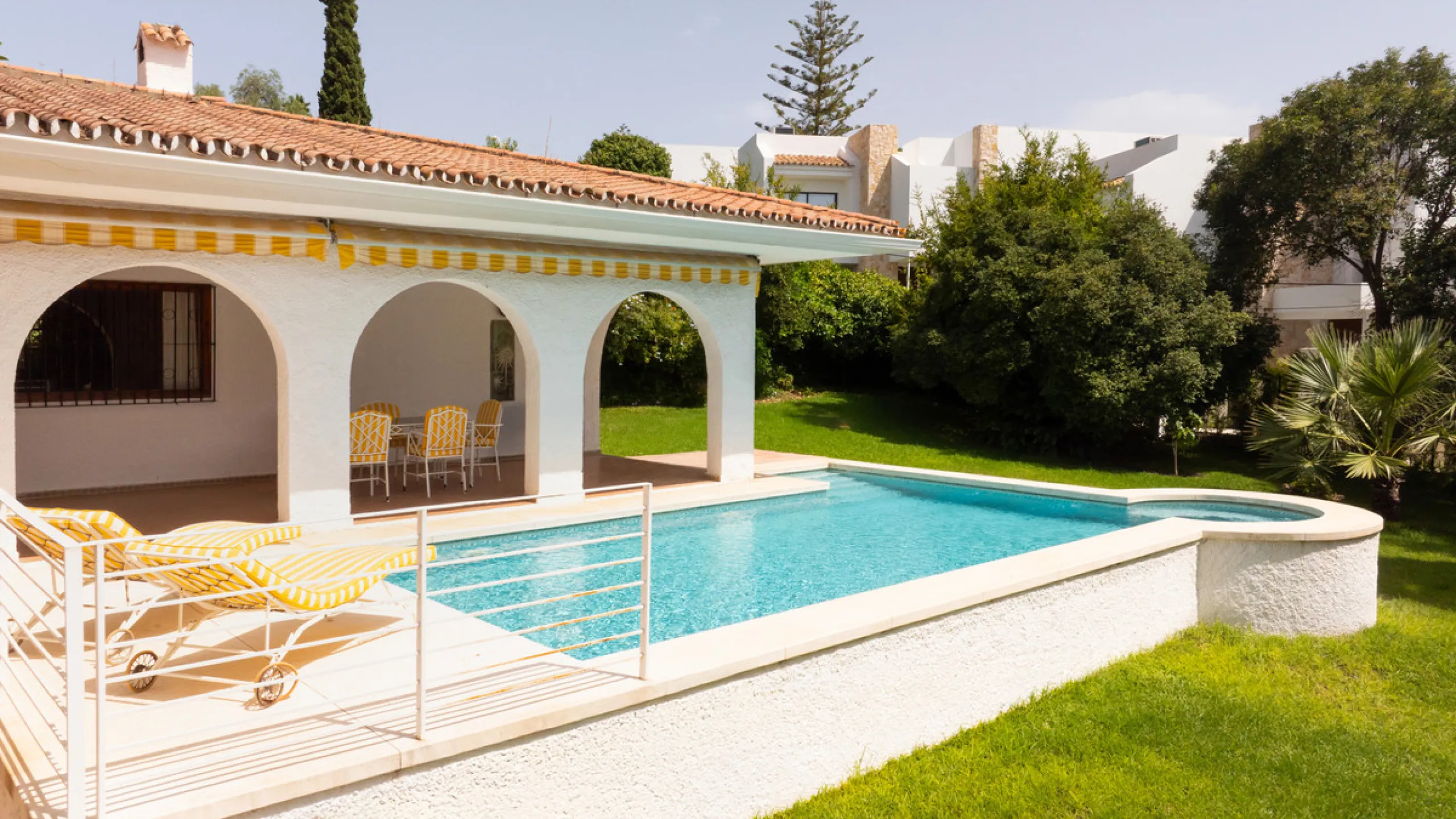 House - Detached Villa в продаже в Marbella, Málaga. В доме 3 спален и 2 ванных комнат. Площадь дома 211 м². Площадь участка 1262 м²