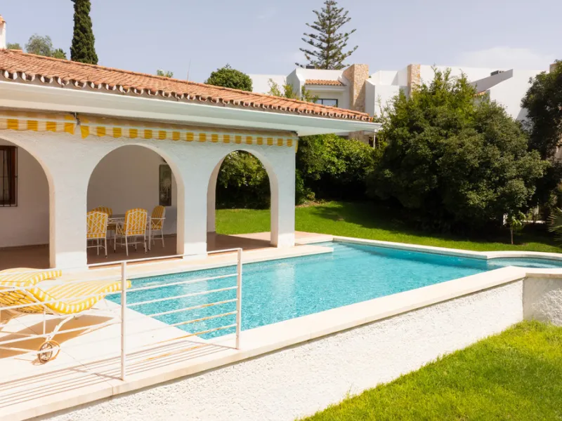 House - Detached Villa в продаже в Marbella, Málaga. В доме 3 спален и 2 ванных комнат. Площадь дома 211 м². Площадь участка 1262 м²
