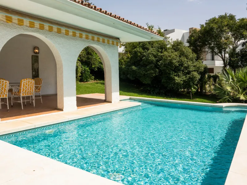 House - Detached Villa в продаже в Marbella, Málaga. В доме 3 спален и 2 ванных комнат. Площадь дома 211 м². Площадь участка 1262 м²