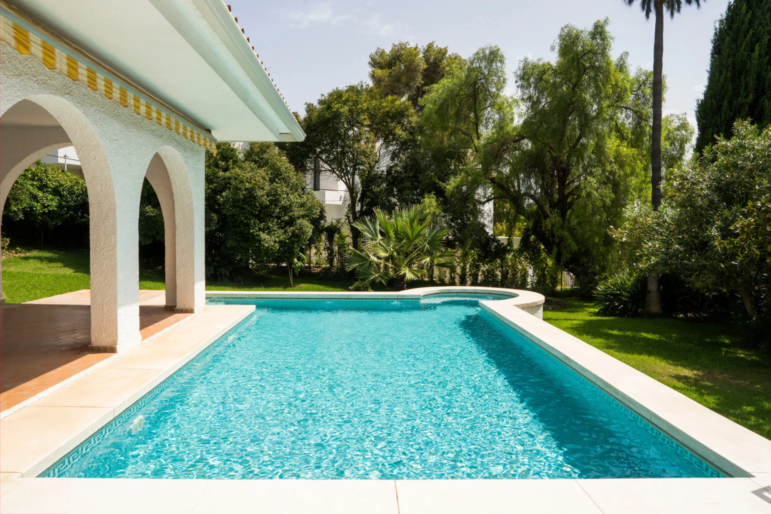 House - Detached Villa в продаже в Marbella, Málaga. В доме 3 спален и 2 ванных комнат. Площадь дома 211 м². Площадь участка 1262 м²