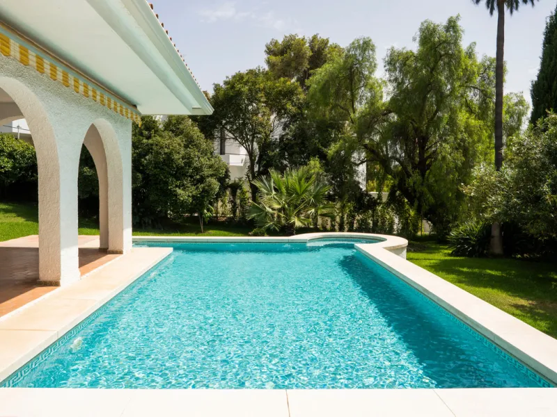 House - Detached Villa в продаже в Marbella, Málaga. В доме 3 спален и 2 ванных комнат. Площадь дома 211 м². Площадь участка 1262 м²