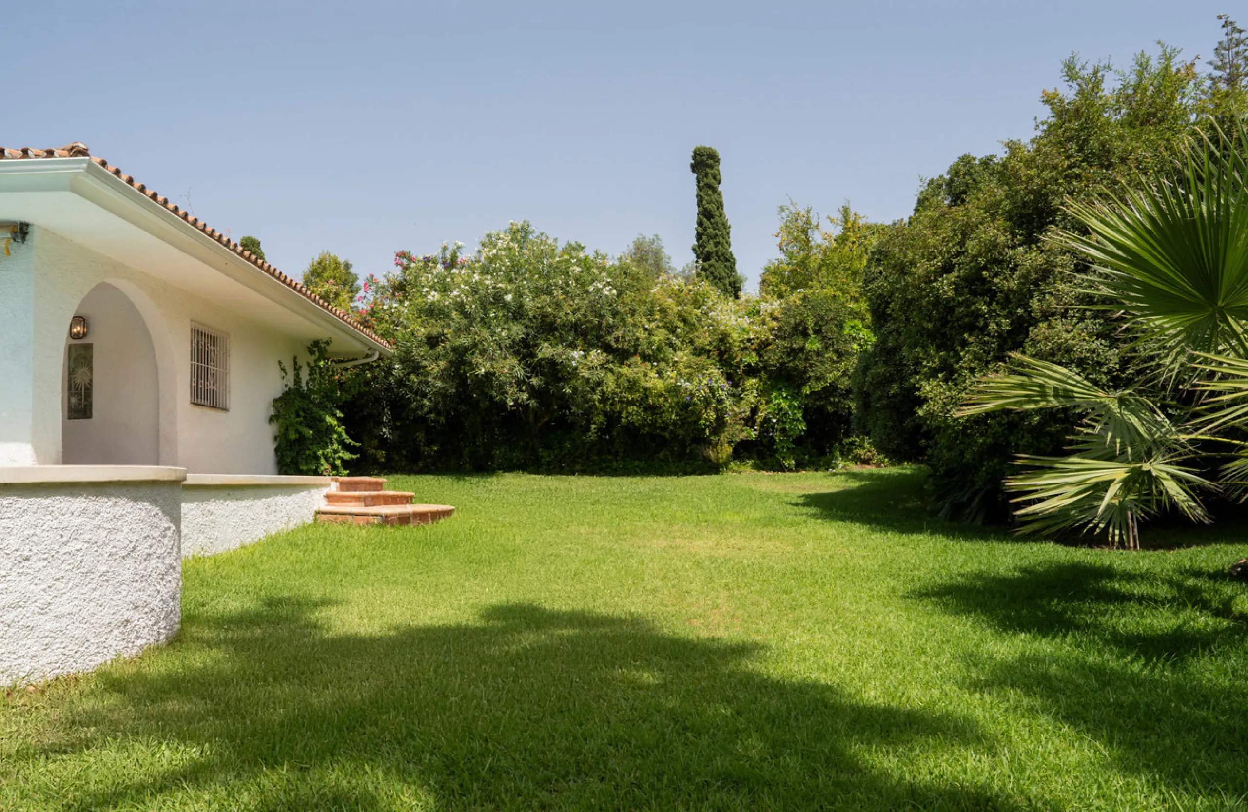 House - Detached Villa в продаже в Marbella, Málaga. В доме 3 спален и 2 ванных комнат. Площадь дома 211 м². Площадь участка 1262 м²