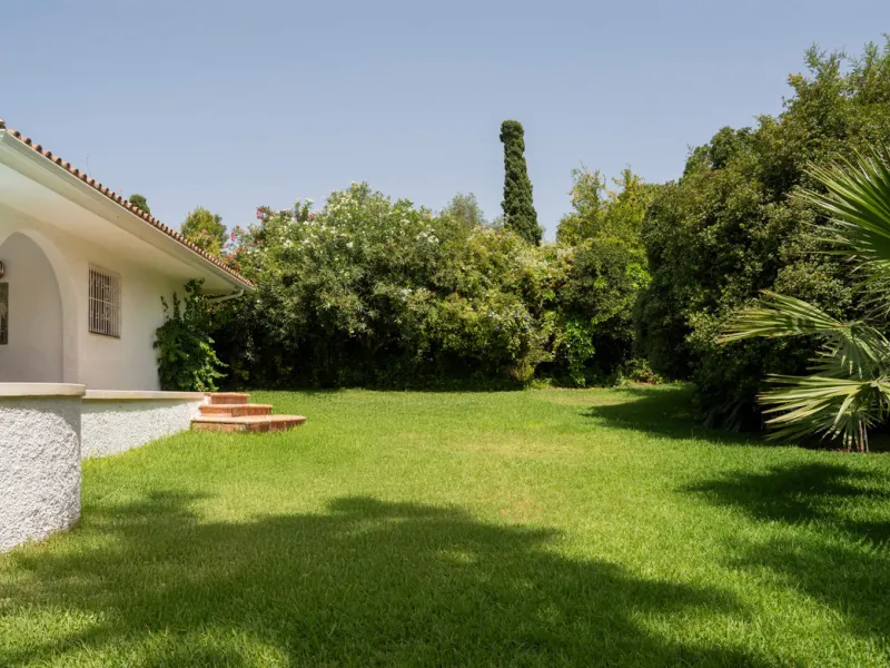 House - Detached Villa в продаже в Marbella, Málaga. В доме 3 спален и 2 ванных комнат. Площадь дома 211 м². Площадь участка 1262 м²