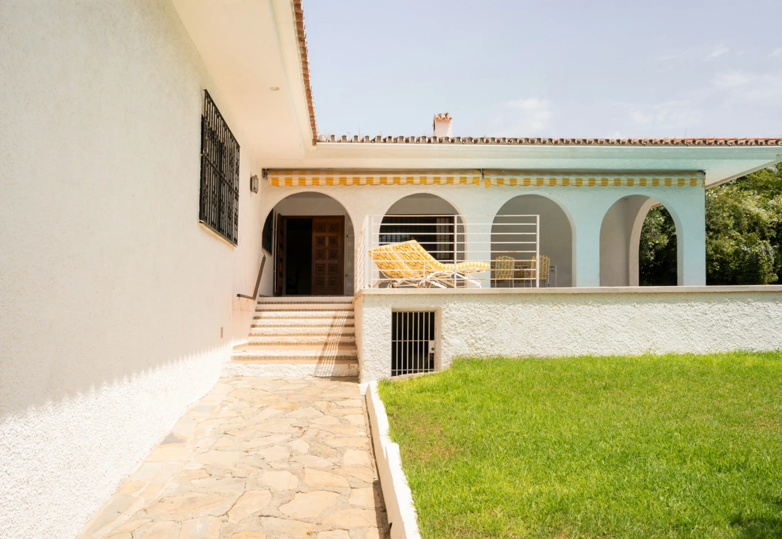 House - Detached Villa в продаже в Marbella, Málaga. В доме 3 спален и 2 ванных комнат. Площадь дома 211 м². Площадь участка 1262 м²