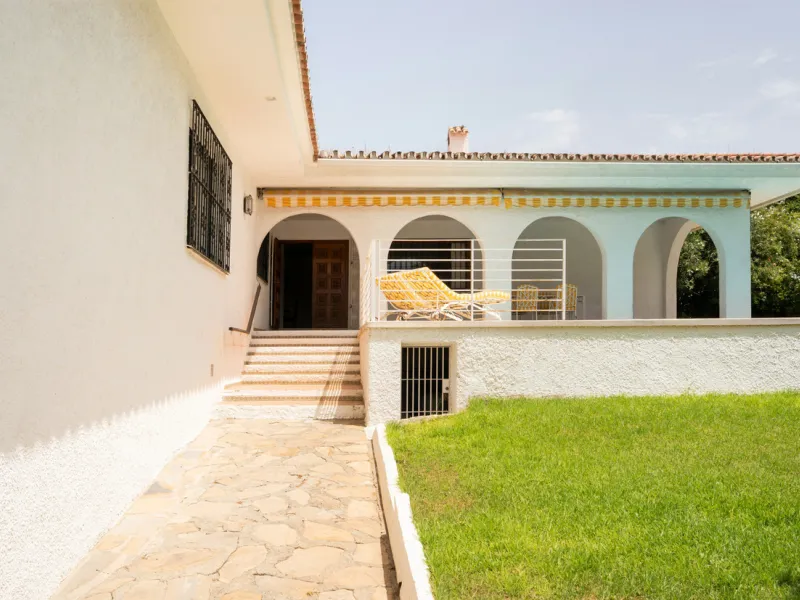 House - Detached Villa в продаже в Marbella, Málaga. В доме 3 спален и 2 ванных комнат. Площадь дома 211 м². Площадь участка 1262 м²