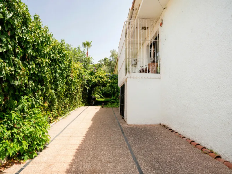 House - Detached Villa в продаже в Marbella, Málaga. В доме 3 спален и 2 ванных комнат. Площадь дома 211 м². Площадь участка 1262 м²