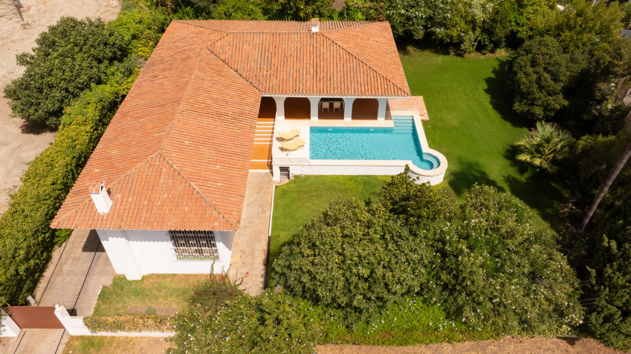 House - Detached Villa в продаже в Marbella, Málaga. В доме 3 спален и 2 ванных комнат. Площадь дома 211 м². Площадь участка 1262 м²