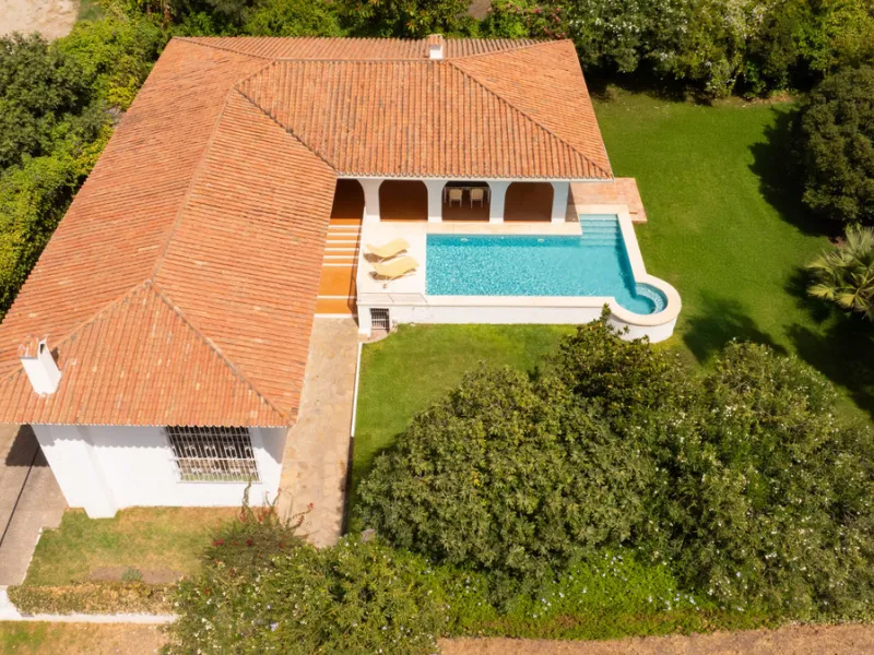 House - Detached Villa в продаже в Marbella, Málaga. В доме 3 спален и 2 ванных комнат. Площадь дома 211 м². Площадь участка 1262 м²