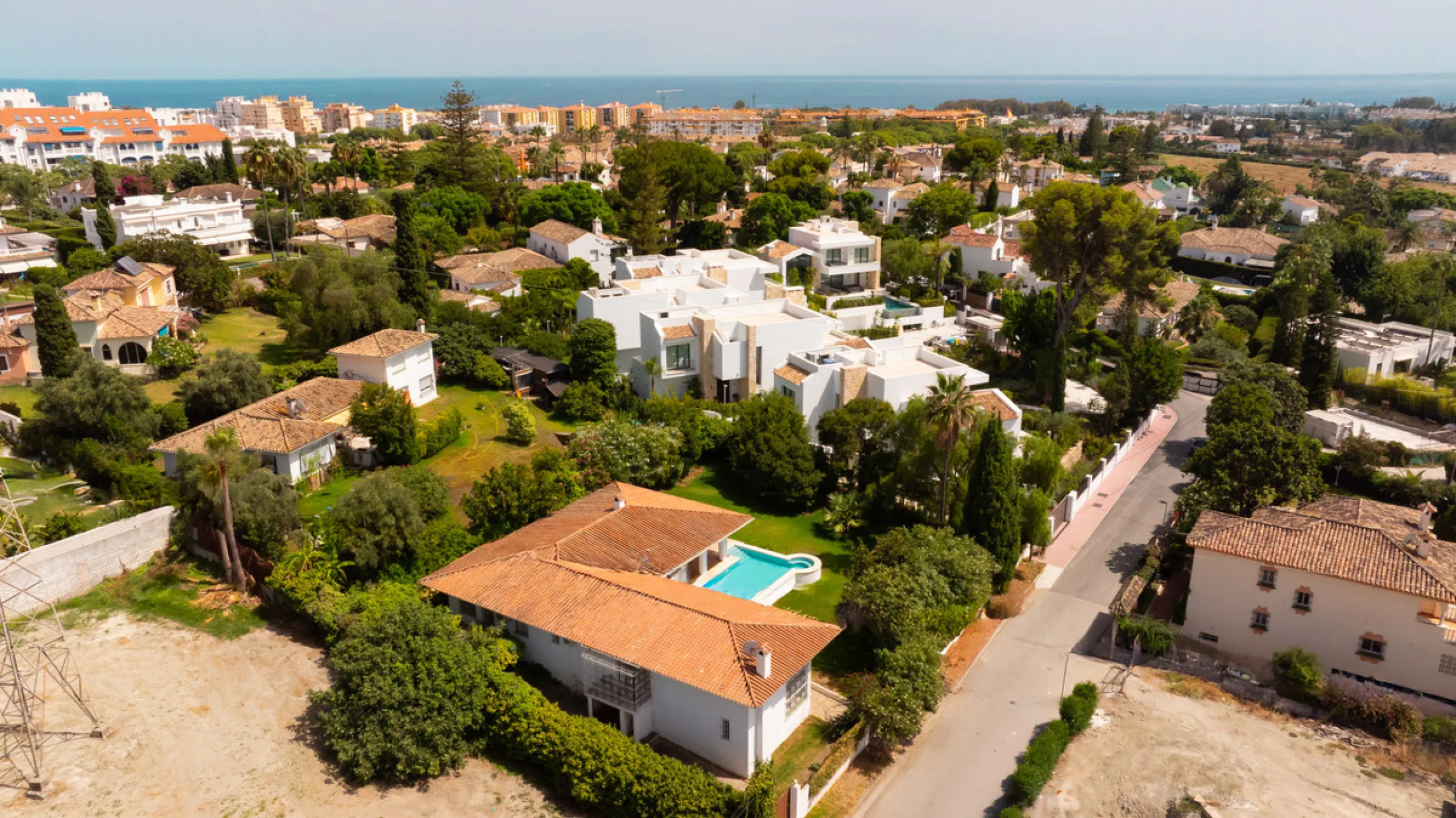 House - Detached Villa в продаже в Marbella, Málaga. В доме 3 спален и 2 ванных комнат. Площадь дома 211 м². Площадь участка 1262 м²