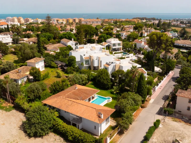 House - Detached Villa в продаже в Marbella, Málaga. В доме 3 спален и 2 ванных комнат. Площадь дома 211 м². Площадь участка 1262 м²