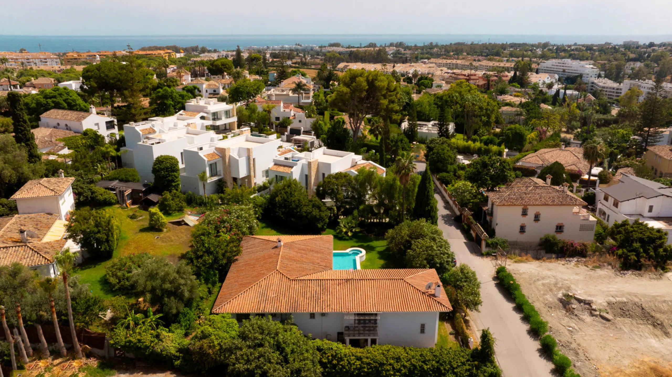 House - Detached Villa в продаже в Marbella, Málaga. В доме 3 спален и 2 ванных комнат. Площадь дома 211 м². Площадь участка 1262 м²