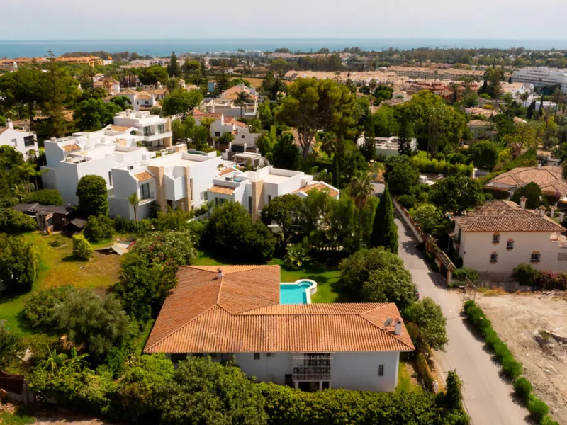 House - Detached Villa в продаже в Marbella, Málaga. В доме 3 спален и 2 ванных комнат. Площадь дома 211 м². Площадь участка 1262 м²