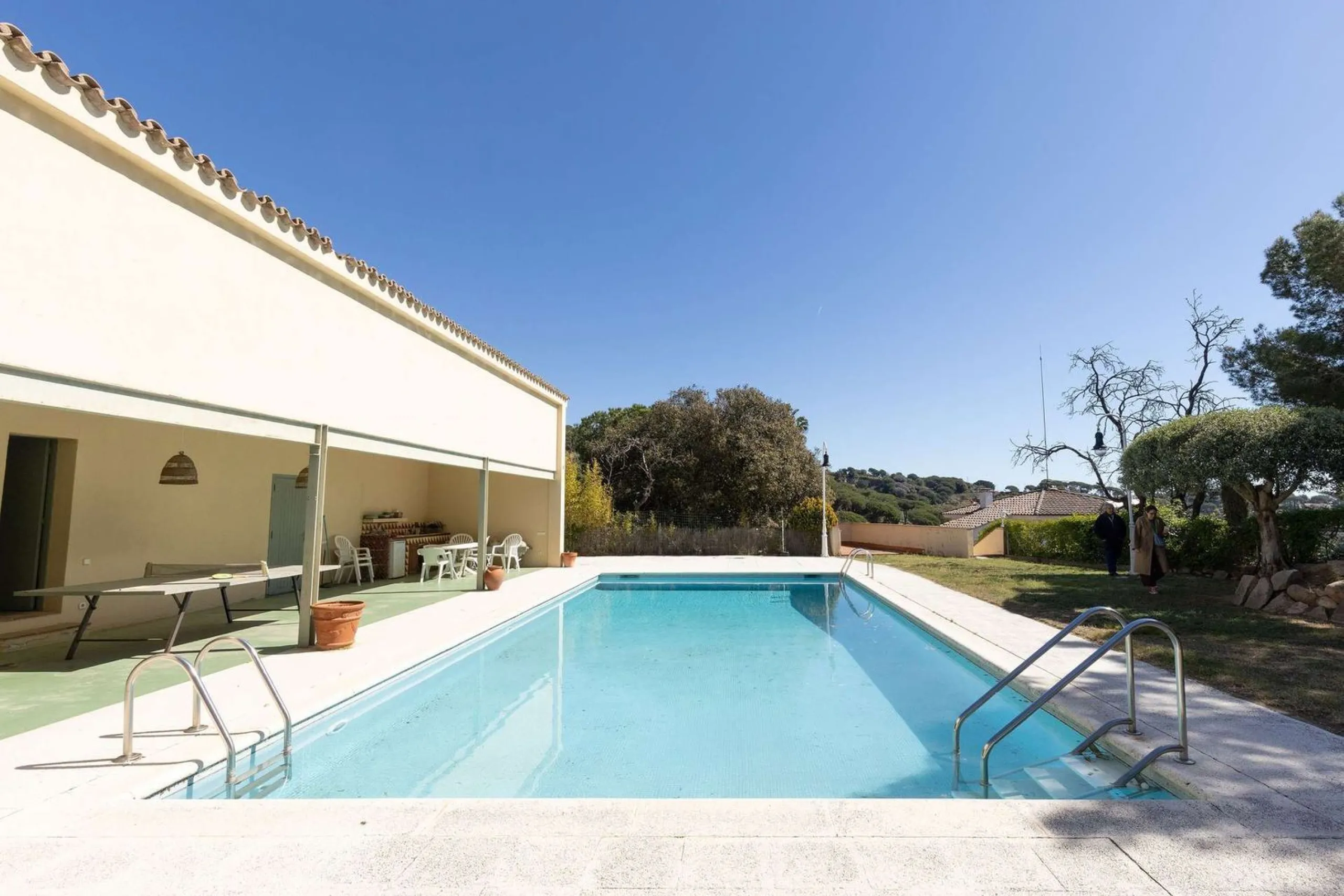 Exclusiva finca con tres viviendas, vistas al mar y gran parcela en Cabrera de Mar