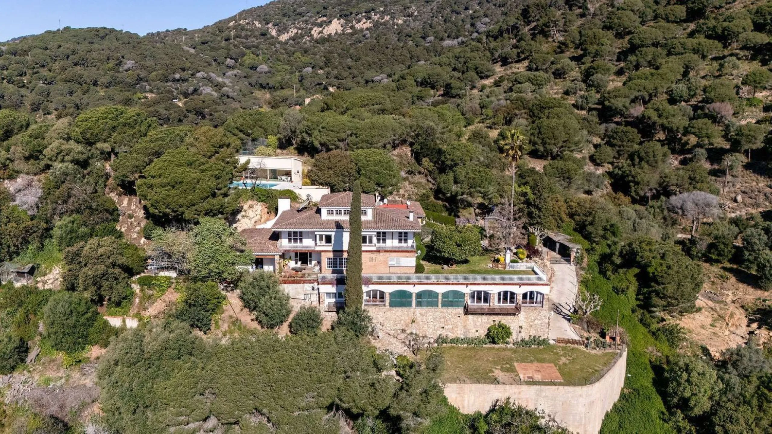 Exclusiva finca con tres viviendas, vistas al mar y gran parcela en Cabrera de Mar