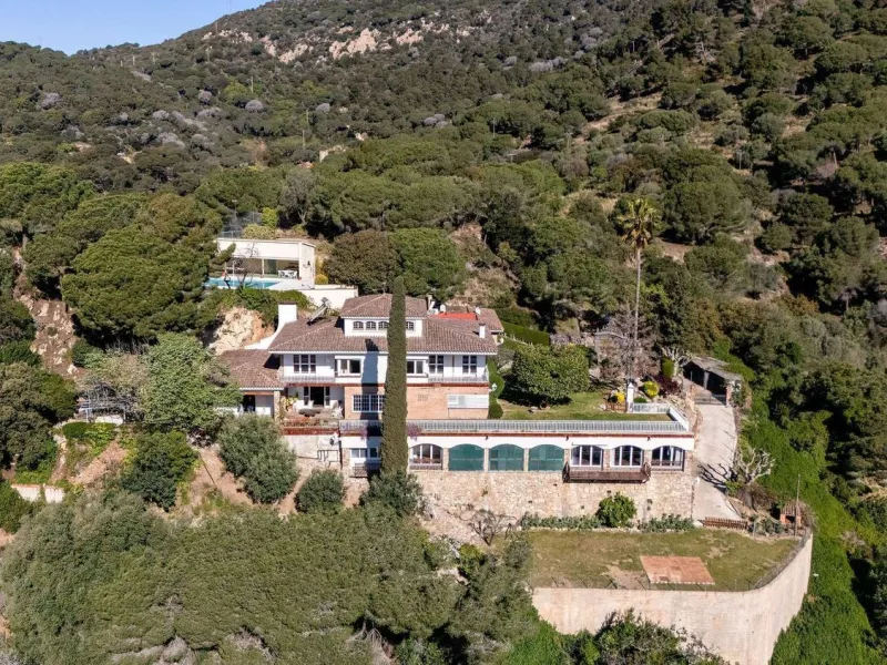 Exclusiva finca con tres viviendas, vistas al mar y gran parcela en Cabrera de Mar