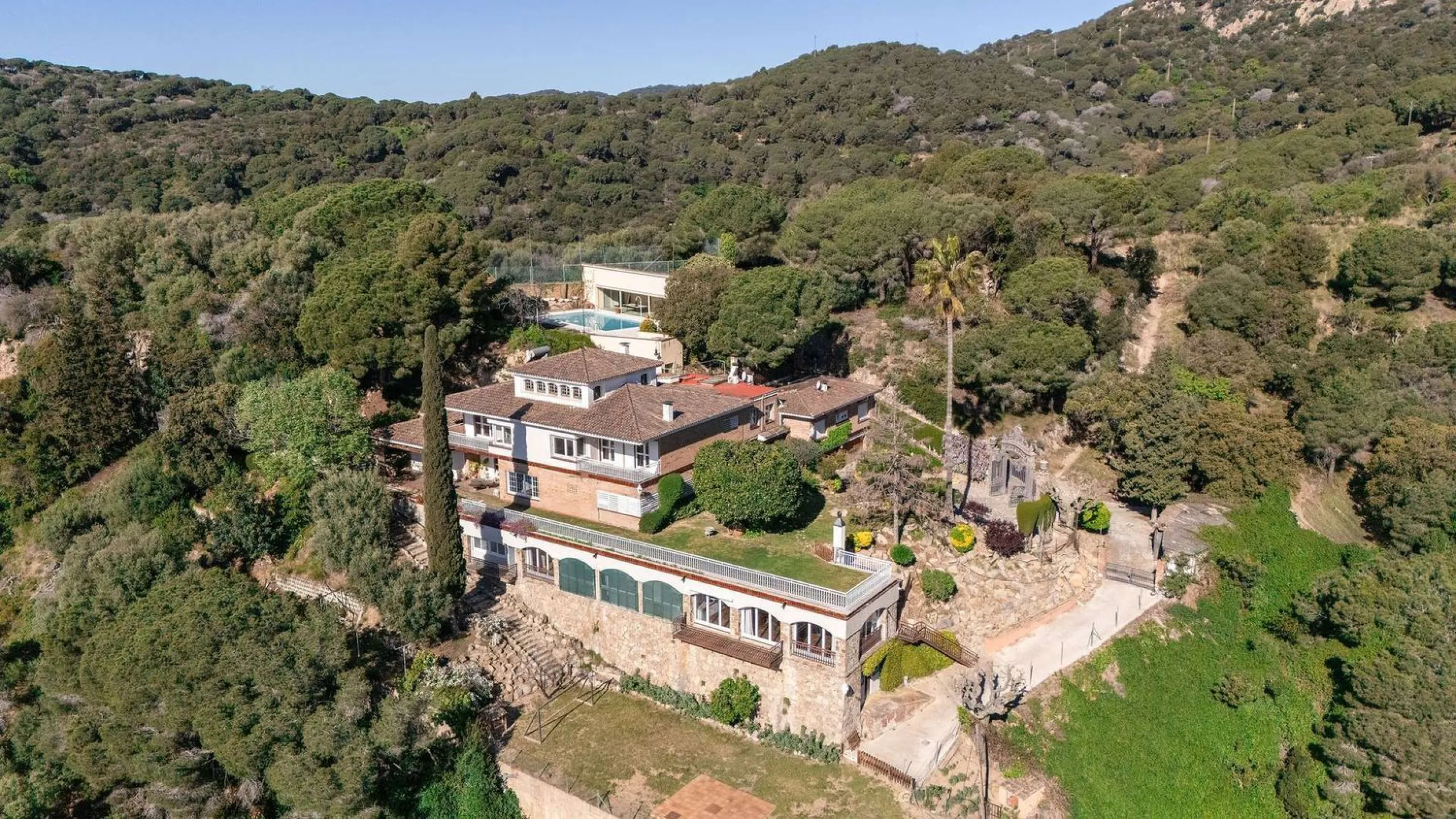 Exclusiva finca con tres viviendas, vistas al mar y gran parcela en Cabrera de Mar