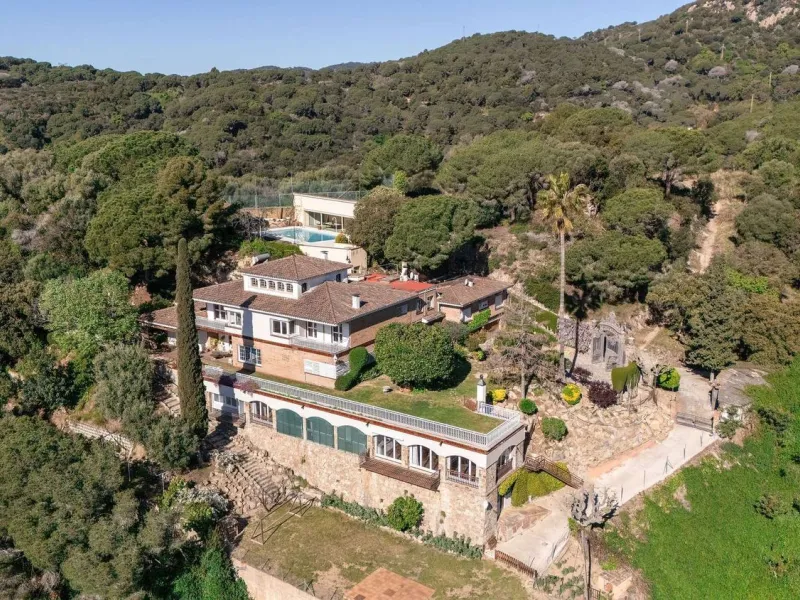 Exclusiva finca con tres viviendas, vistas al mar y gran parcela en Cabrera de Mar