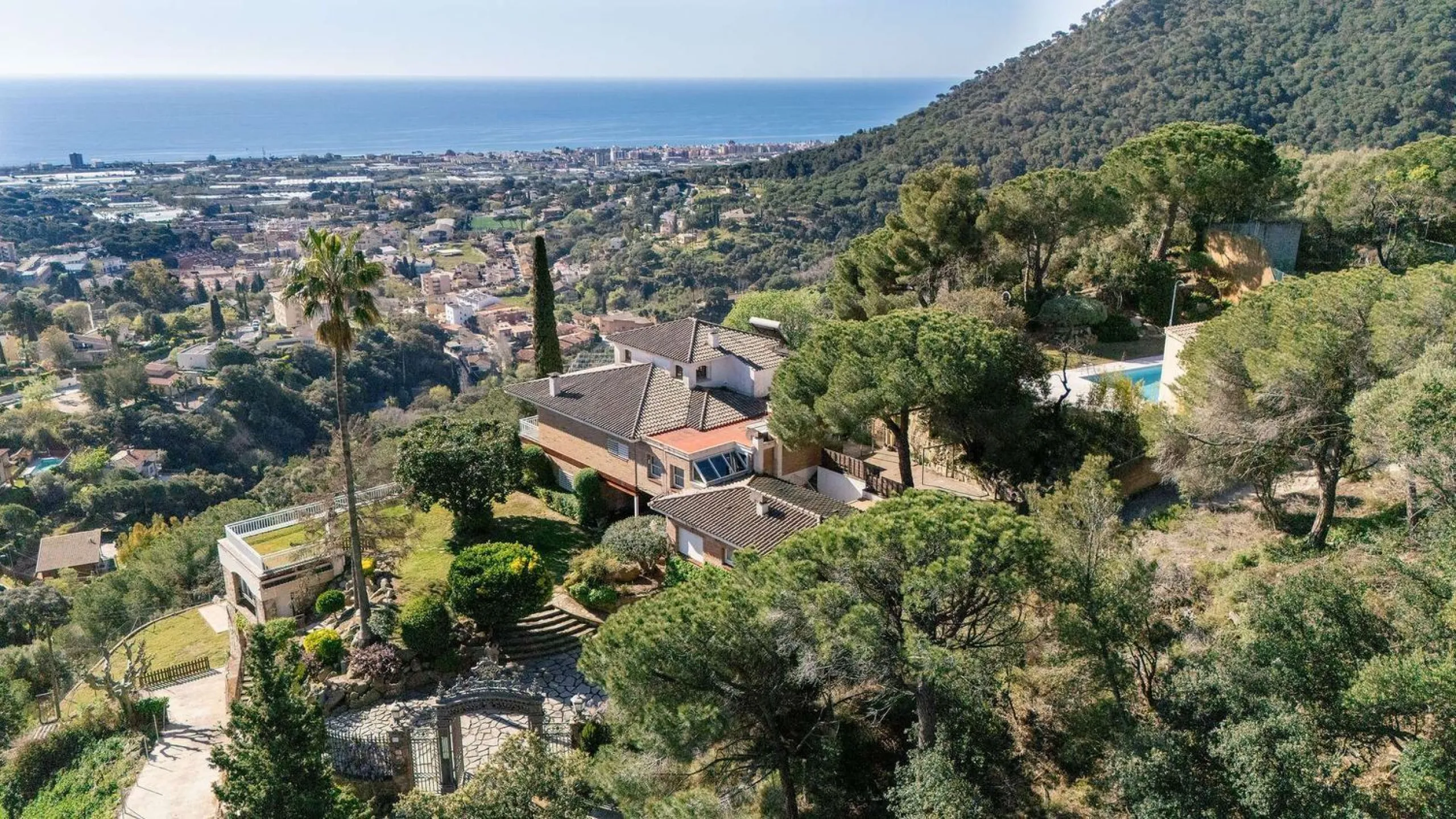 Exclusiva finca con tres viviendas, vistas al mar y gran parcela en Cabrera de Mar
