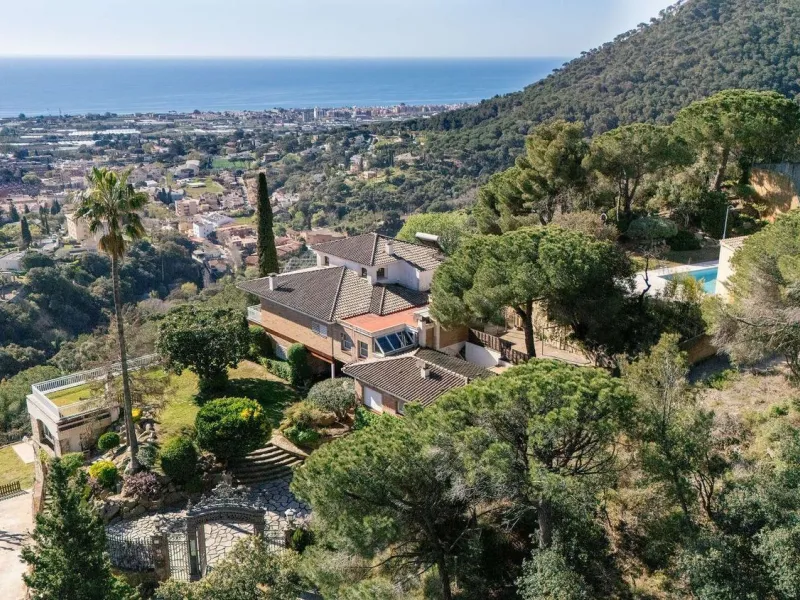 Exclusiva finca con tres viviendas, vistas al mar y gran parcela en Cabrera de Mar