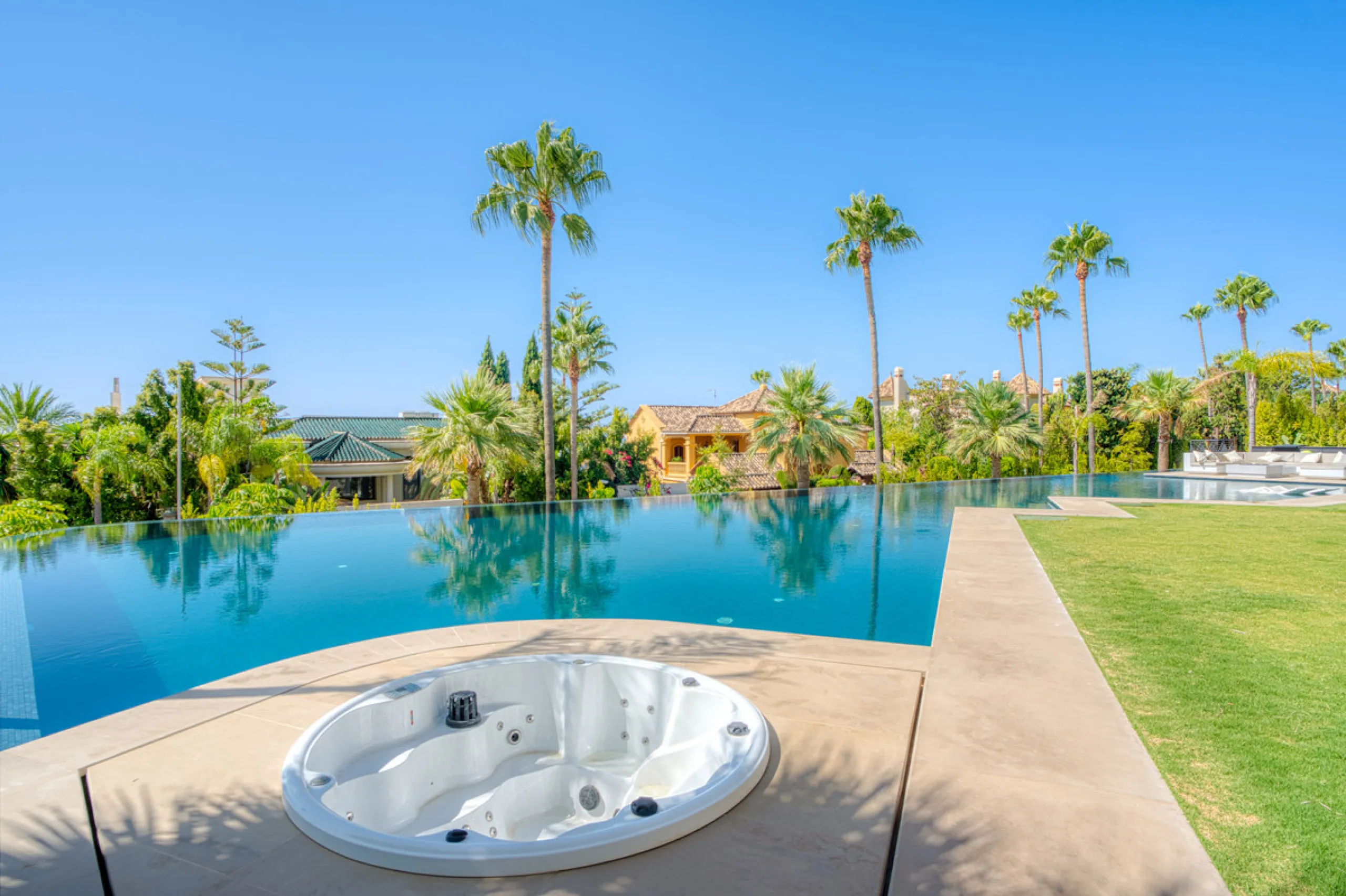 Neue Architektenvilla in Sierra Blanca, Marbella