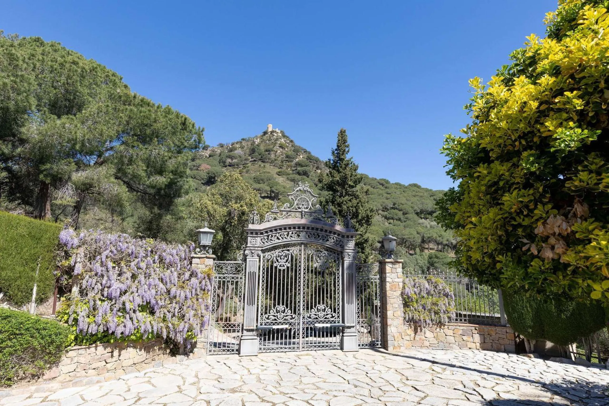 Exclusiva finca con tres viviendas, vistas al mar y gran parcela en Cabrera de Mar