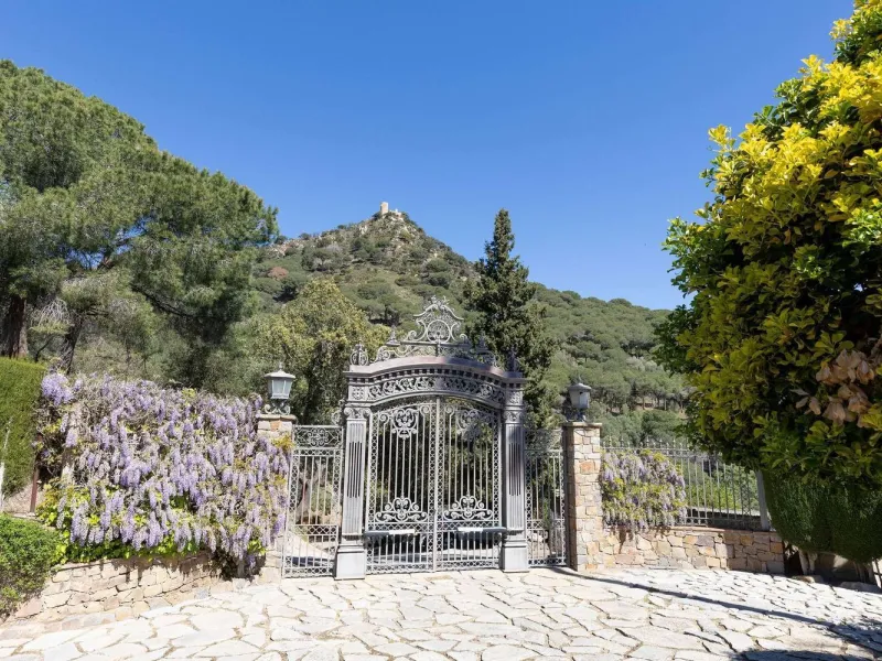 Exclusiva finca con tres viviendas, vistas al mar y gran parcela en Cabrera de Mar