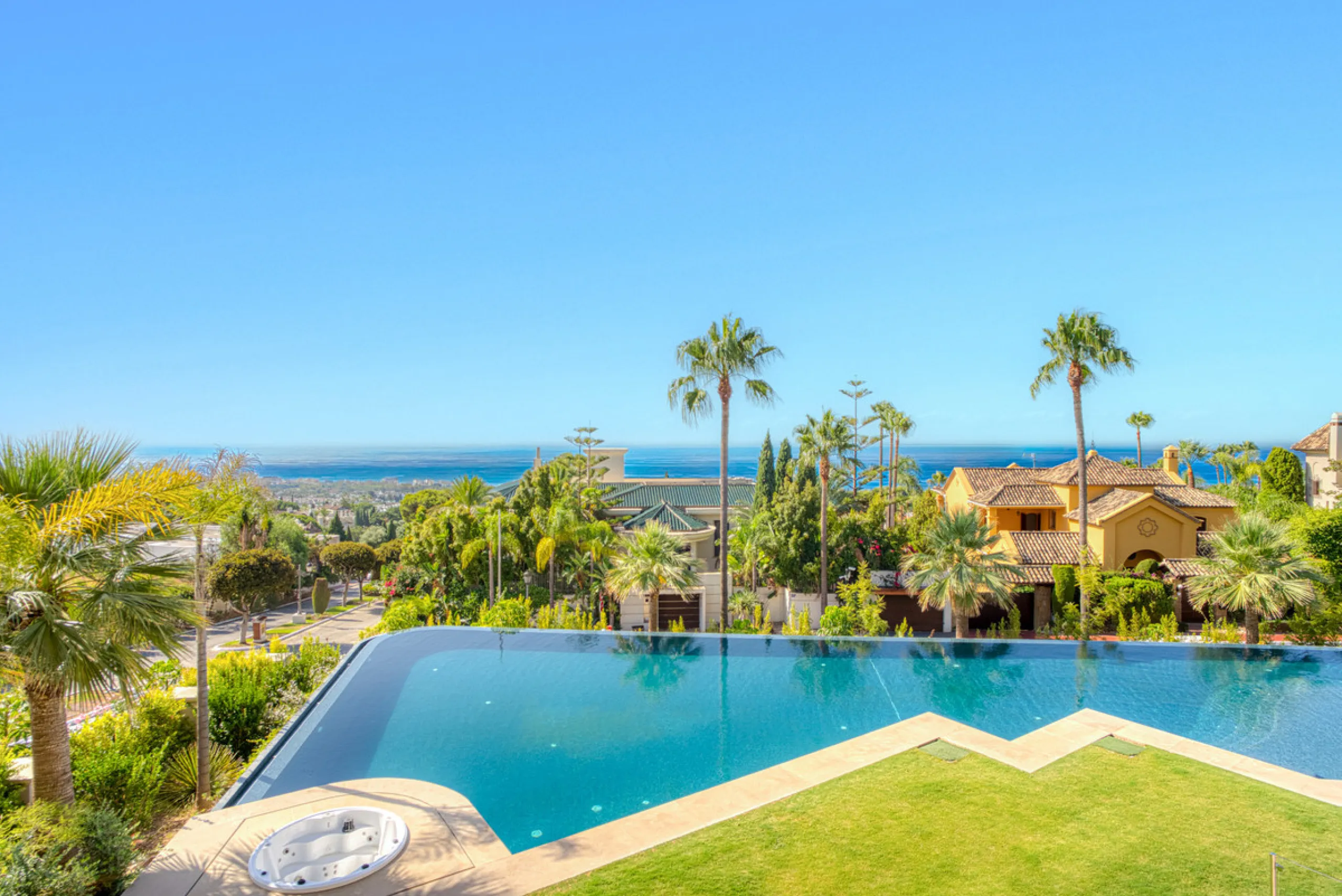 Neue Architektenvilla in Sierra Blanca, Marbella