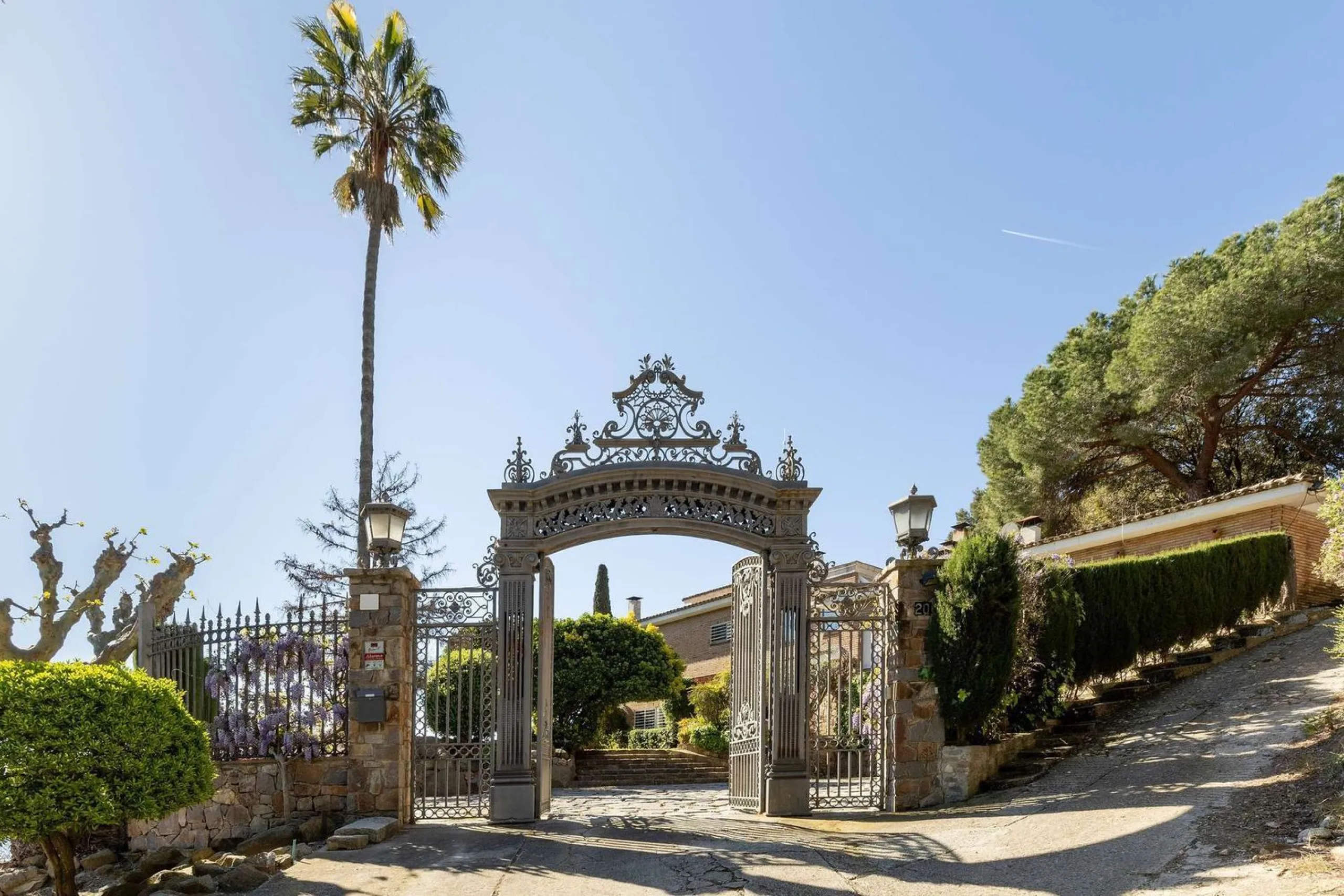 Exclusiva finca con tres viviendas, vistas al mar y gran parcela en Cabrera de Mar
