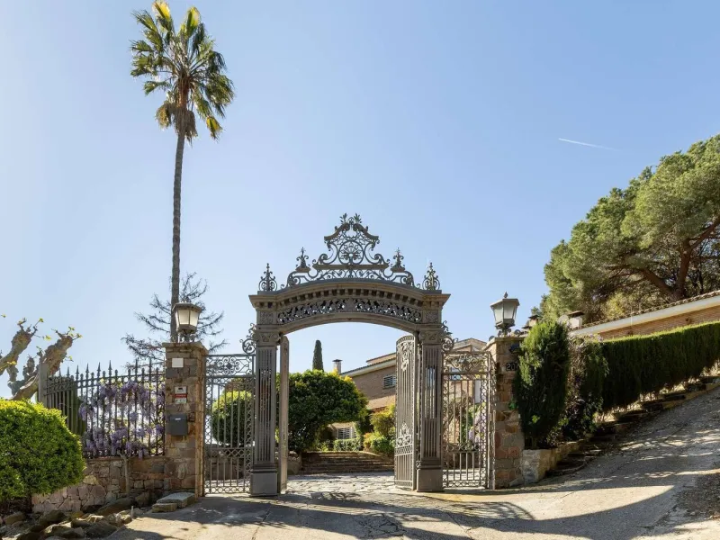 Exclusiva finca con tres viviendas, vistas al mar y gran parcela en Cabrera de Mar