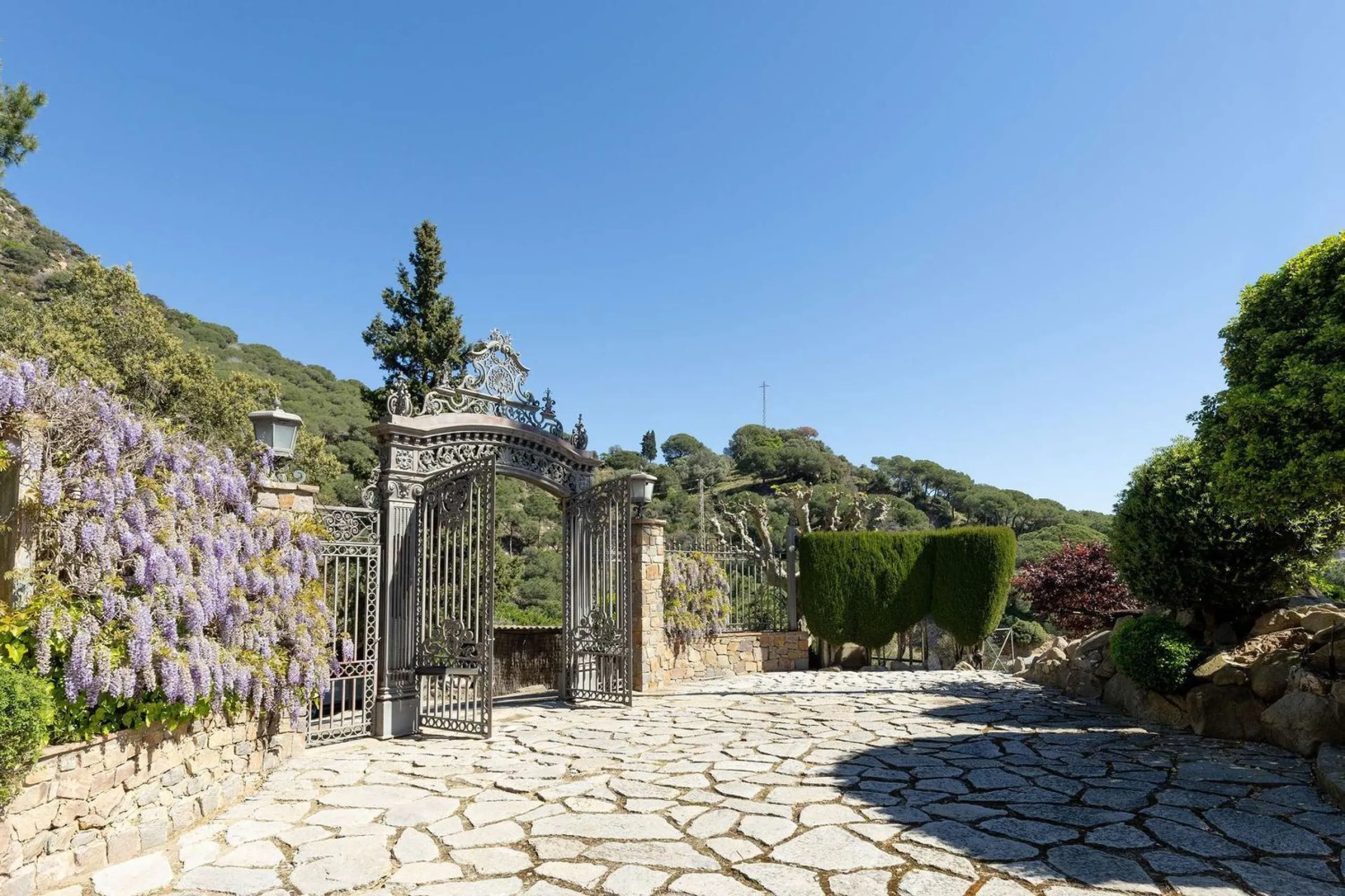 Exclusiva finca con tres viviendas, vistas al mar y gran parcela en Cabrera de Mar