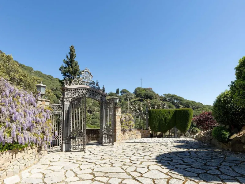 Exclusiva finca con tres viviendas, vistas al mar y gran parcela en Cabrera de Mar