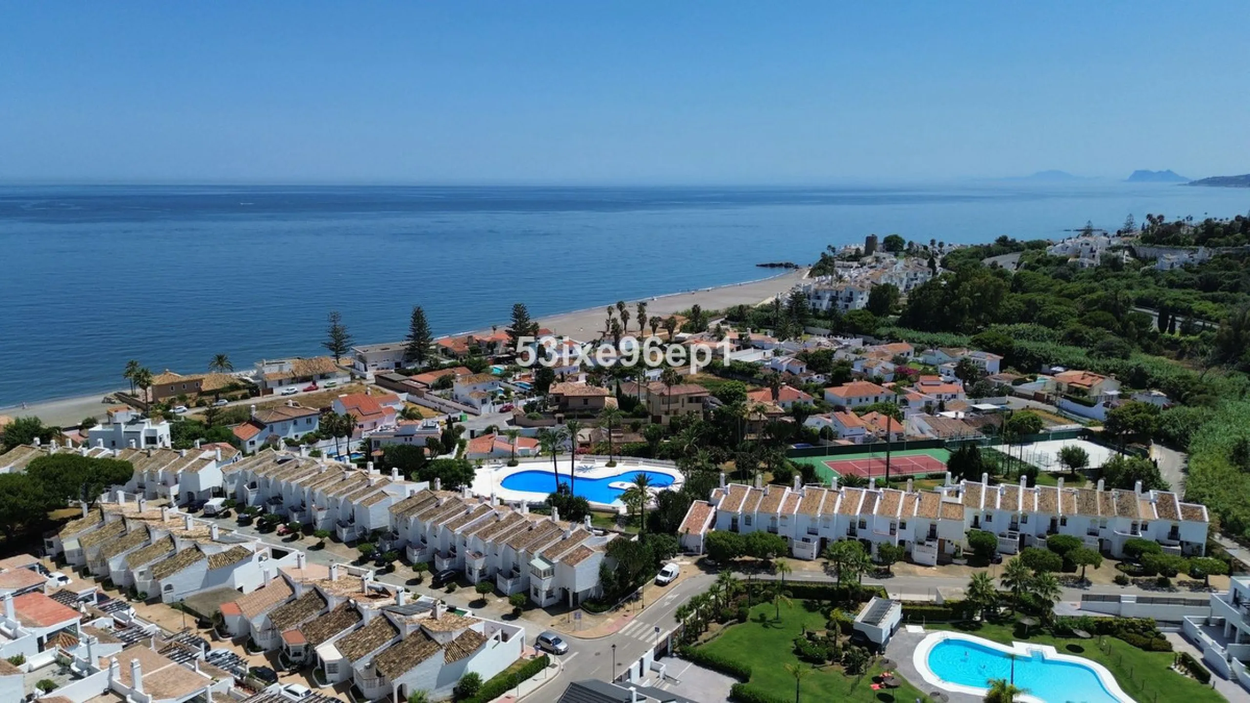 Reizendes Strandhaus zu verkaufen nur 50 Meter vom Meer entfernt in der ruhigen und gut angebundenen Gegend Arroyo Vaquero, Estepona. Diese Immobilie im mediterranen Stil bietet eine ausgezeichnete Gelegenheit für alle, die ein Küstenhaus mit Priva