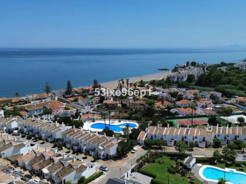 Reizendes Strandhaus zu verkaufen nur 50 Meter vom Meer entfernt in der ruhigen und gut angebundenen Gegend Arroyo Vaquero, Estepona. Diese Immobilie im mediterranen Stil bietet eine ausgezeichnete Gelegenheit für alle, die ein Küstenhaus mit Priva